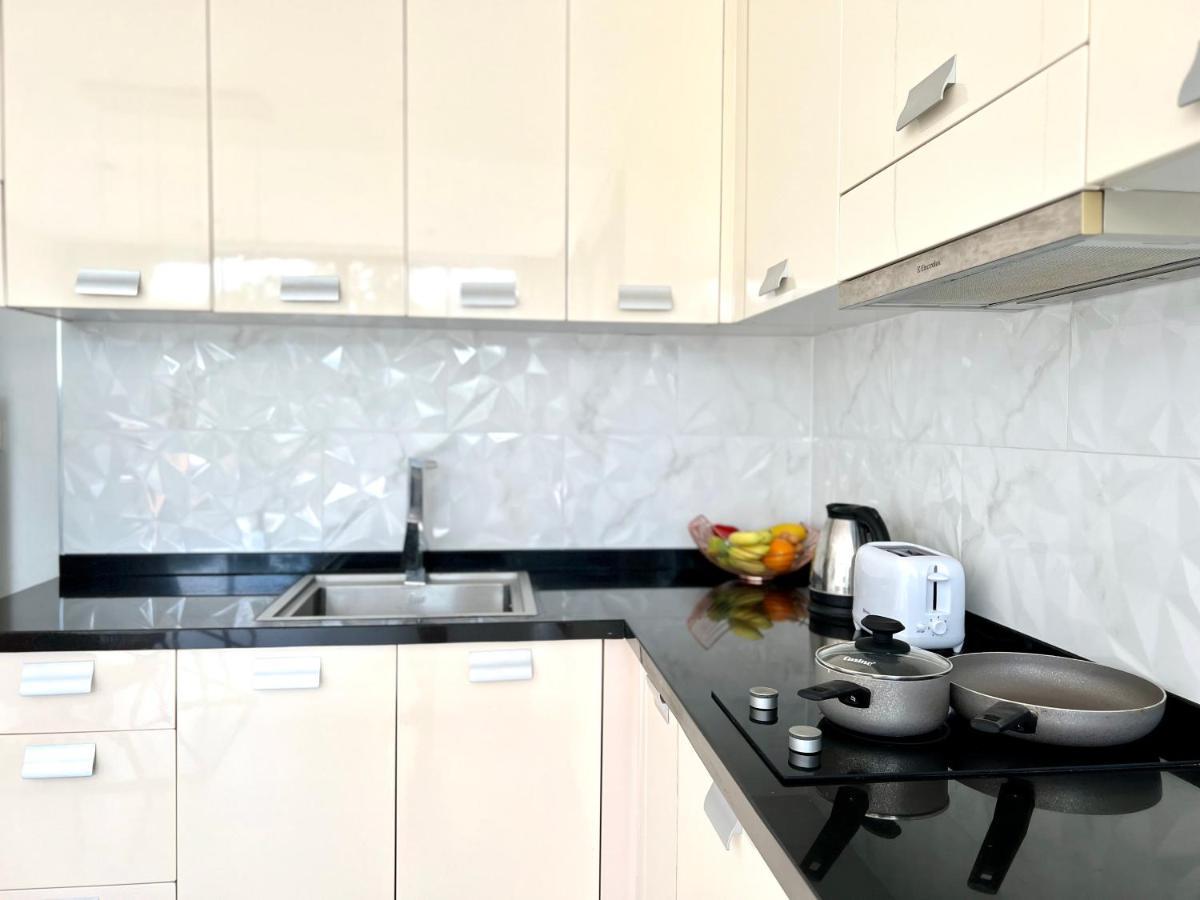 Icon Park Phuket Condo Exteriör bild